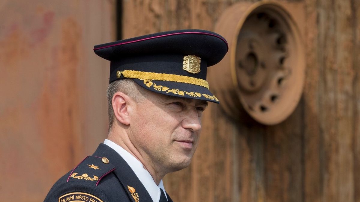 Šéf pražských hasičů končí v době koronavirové epidemie. Chodí na něj anonymy
